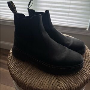 Dr. Martens Black Chelsea Boots Sleek Leather Design